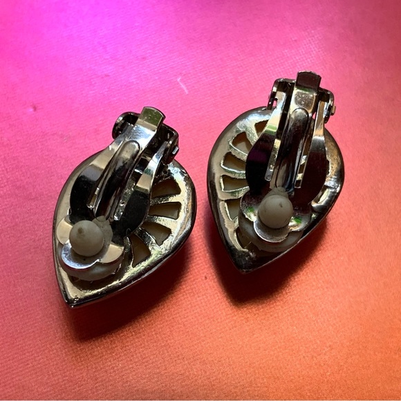 Vintage Creme Beige & Silver Tone Tear Drop Clip On Earrings - Picture 4 of 5